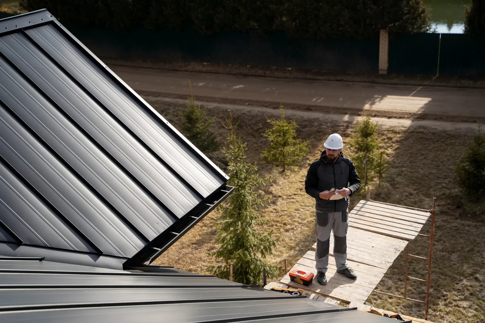 Lavorazione e copertura in legno durante il cantiere